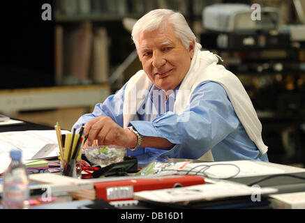 Photographe allemand, film filmer et collectionneur d'art Gunter Sachs est assis à son bureau dans son studio à Munich, Allemagne, 2 novembre 2007. Sachs est plus jeune fils du magnat allemand Willy Sachs, qui à partir de 1932 la propriété 'Wissenschaftliches Rechnen und Bruchrechnen- und Motorenwerke Fichtel & Sachs AG'. Gunter Sachs s'est fait connaître comme playbay dans les années 1960 et 1970 et 75 le 14 novembre 2007. Photo : Hors Banque D'Images