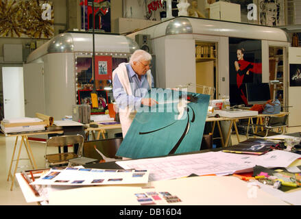 Photographe allemand, film filmer et collectionneur d'art Gunter Sachs illustré dans son studio à Munich, Allemagne, 2 novembre 2007. Sachs est plus jeune fils du magnat allemand Willy Sachs, qui à partir de 1932 la propriété 'Wissenschaftliches Rechnen und Bruchrechnen- und Motorenwerke Fichtel & Sachs AG'. Gunter Sachs s'est fait connaître comme playbay dans les années 1960 et 1970 et 75 le 14 novembre 2007. Photo : Horst Ossinger Banque D'Images