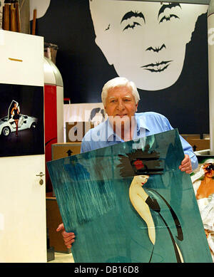 Photographe, collectionneur d'art documentaire filmer et Gunter Sachs pose avec certains de ses photographies et peintures à Munich, Allemagne, 2 novembre 2007. Sachs est plus jeune fils du magnat allemand Willy Sachs, qui à partir de 1932 la propriété 'Wissenschaftliches Rechnen und Bruchrechnen- und Motorenwerke Fichtel & Sachs AG'. Gunter Sachs s'est fait connaître comme playbay dans les années 1960 et 1970 et 75 sur 14 Novembre 2007 Banque D'Images