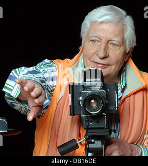 Photographe, collectionneur d'art documentaire filmer et Gunter Sachs pose avec un appareil photo dans son studio de Munich, Allemagne, 2 novembre 2007. Sachs est plus jeune fils du magnat allemand Willy Sachs, qui à partir de 1932 la propriété 'Wissenschaftliches Rechnen und Bruchrechnen- und Motorenwerke Fichtel & Sachs AG'. Gunter Sachs s'est fait connaître comme playbay dans les années 1960 et 1970 et 75 le 14 novembre 2007. Photo : Horst Os Banque D'Images