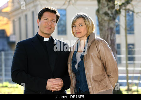 L'actrice allemande Christine Doering et acteur britannique Francis Fulton-Smith se tenir à côté de l'autre pour les photographes à l'écart du tournage pour la ZDF Allemande à venir du détective 'Das fuenfte Gebot" (littéralement : "Le Cinquième Commandement') dans Strasslach, près de Munich, Allemagne, 5 novembre 2007. Fulton-Smith stars comme padre Simon Castell tandis que Doering agit comme Marie Bla Banque D'Images