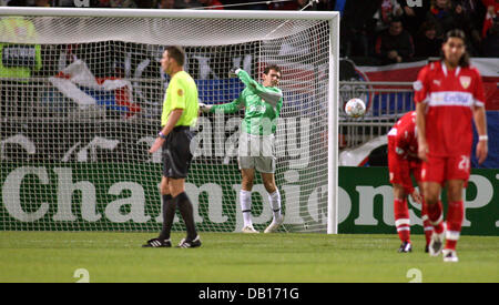 Raphael Schaefer, gardien du VfB Stuttgart, lance la balle hors de l'objectif, après le 1-2 au cours de la Ligue des Champions du groupe E match contre l'Olympique Lyon à Gerland-Stadium à Lyon, France, 07 novembre 2007. Lyon a battu Stuttgart 4-2. Photo : Patrick Seeger Banque D'Images