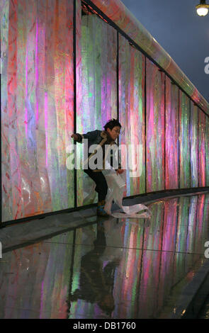 L'artiste coréenne Eun Sook Lee brise symboliquement sa lumière installation 'disparu Mur de Berlin" à la porte de Brandebourg à Berlin, Allemagne, 09 novembre 2007. L'installation lumineuse se souvient de la chute du Mur de Berlin le 09 novembre 1989. Photo : GERO BRELOER Banque D'Images