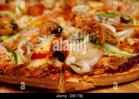 Pizza fruits de mer italiens traditionnels avec les crevettes et les moules Banque D'Images