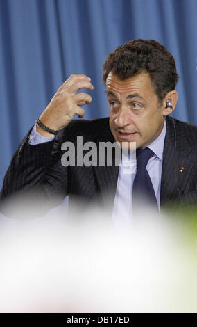 Les gestes du président français Nicolas Sarkozy lors d'une discussion avec les élèves de Romain-Rolland-Gymnasium sur l'intégration des immigrés à Berlin, Allemagne, 12 novembre 2007. Sarkozy et la Chancelière Merkel ont visité l'école dans le champ de la Conseil des ministres franco-allemand, au cours de laquelle les politiciens ont l'intention de se concentrer sur l'intégration. Les membres du Conseil des ministres des deux pays, Banque D'Images