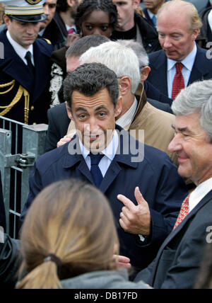 Le président français Nicolas Sarkozy à l'école Romain-Rolland visites grammer avec la Chancelière Merkel à Berlin, Allemagne, 12 novembre 2007. Dans le champ de la Conseil des ministres franco-allemand, les hommes politiques ont l'intention de mettre l'accent sur l'intégration des immigrants, comme Merkel signalés. Photo : Foto : Soeren Stache Banque D'Images