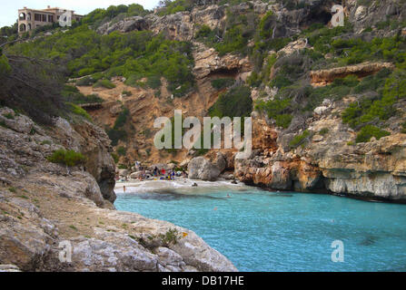 Les gens vous détendre dans la baie de Cala S'Almunia près de Santanyi sur l'île touristique populaire Majorque, Espagne, 23 octobre 2007. Photo : Matthias Schrader Banque D'Images