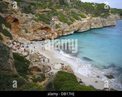 Les gens vous détendre dans la baie de Cala S'Almunia près de Santanyi sur l'île touristique populaire Majorque, Espagne, 23 octobre 2007. Photo : Matthias Schrader Banque D'Images