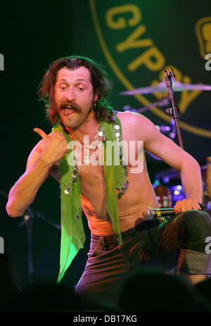 Eugene Hutz, chanteur de la "Gypsy Punk Gogol Bordello 'bande'' effectue au band's tour départ dans une discothèque à Francfort-sur-Main, Allemagne, 12 novembre 2007. Photo : Uwe Anspach Banque D'Images