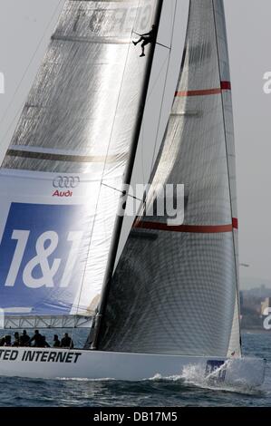 Le nouveau GER 91 yacht de l'America's Cup l'équipe de l'équipe de l'Allemagne est représentée à l'étranger Valence, Espagne, le 13 novembre 2007. Jochen Schuemann, directeur sportif international a présenté le nouveau 20-men-équipe pour le 33. America's Cup en 2009. Photo : Federico Gambarini Banque D'Images