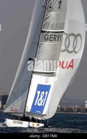 Le nouveau GER 91 yacht de l'America's Cup l'équipe de l'équipe de l'Allemagne est représentée à l'étranger Valence, Espagne, le 13 novembre 2007. Jochen Schuemann, directeur sportif international a présenté le nouveau 20-men-équipe pour le 33. America's Cup en 2009. Photo : Federico Gambarini Banque D'Images