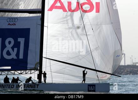 Le nouveau GER 91 yacht de l'America's Cup l'équipe de l'équipe de l'Allemagne est représentée à l'étranger Valence, Espagne, le 13 novembre 2007. Jochen Schuemann, directeur sportif international a présenté le nouveau 20-men-équipe pour le 33. America's Cup en 2009. Photo : Federico Gambarini Banque D'Images