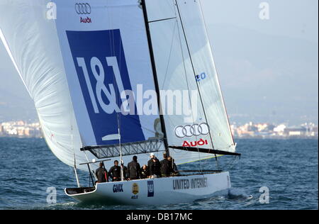 Le nouveau GER 91 yacht de l'America's Cup l'équipe de l'équipe de l'Allemagne est représentée à l'étranger Valence, Espagne, le 13 novembre 2007. Jochen Schuemann, directeur sportif international a présenté le nouveau 20-men-équipe pour le 33. America's Cup en 2009. Photo : Federico Gambarini Banque D'Images