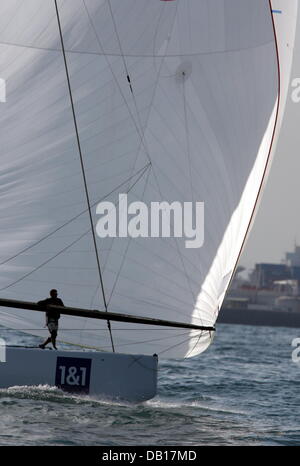 Le nouveau GER 91 yacht de l'America's Cup l'équipe de l'équipe de l'Allemagne est représentée à l'étranger Valence, Espagne, le 13 novembre 2007. Jochen Schuemann, directeur sportif international a présenté le nouveau 20-men-équipe pour le 33. America's Cup en 2009. Photo : Federico Gambarini Banque D'Images