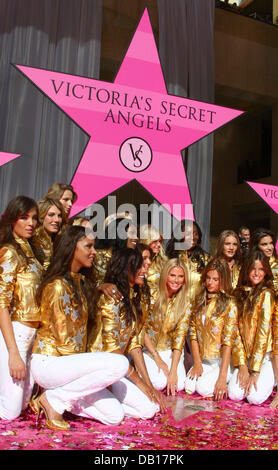 Victoria's Secret supermodel Heidi Klum (C) échange un sourire avec d'autres modèles qu'ils posent pour une photo après l'Hollywood Historic Trust a présenté le Victoria Secret des anges avec le prix d'excellence au cours de la cérémonie de dévoilement d'une étoile sur Hollywood Boulevard en face du Kodak Theatre de Los Angeles, USA, 13 novembre 2007. Photo : Hubert Boesl Banque D'Images