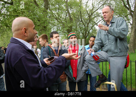 Les hommes discuter au Speakers' Corner à Hyde Park à Londres, Royaume-Uni, mai 2006. Karl Marx et George Orwell ne sont que deux des noms célèbres qui ont parlé à Speakers' Corner. Photo : Uwe Gerig Banque D'Images