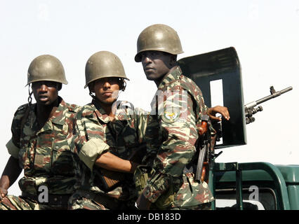 Des soldats mauritaniens sécuriser le port de Nouakchott au cours de la visite du Président de l'Allemagne Horst Koehler, la Mauritanie, le 15 novembre 2007. Le Président allemand Köhler et son épouse Eva Koehler sont sur une visite d'état de sept jours pour les pays d'Afrique du nord de l'Algérie et de la Mauritanie et à Malte. Photo : WOLFGANG KUMM Banque D'Images