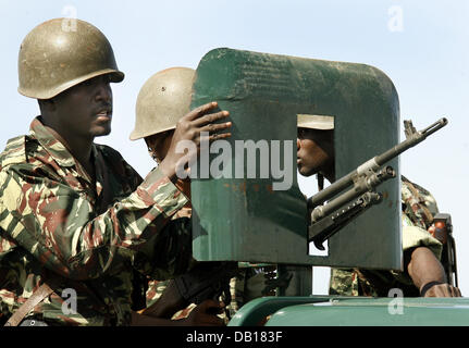 Des soldats mauritaniens sécuriser le port de Nouakchott au cours de la visite du Président de l'Allemagne Horst Koehler, la Mauritanie, le 15 novembre 2007. Le Président allemand Köhler et son épouse Eva Koehler sont sur une visite d'état de sept jours pour les pays d'Afrique du nord de l'Algérie et de la Mauritanie et à Malte. Photo : WOLFGANG KUMM Banque D'Images