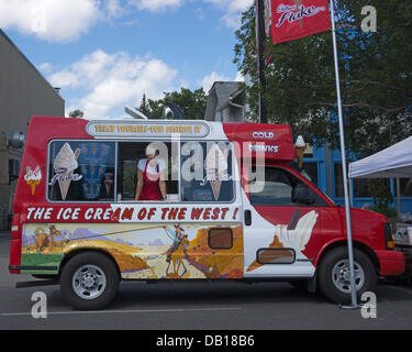 Calgary (Alberta). 21 juillet, 2013. Camion de crème glacée au soleil et Salsa festival dans le quartier de Kensington de Calgary, Alberta, Canada le dimanche, 21 juillet 2013. Credit : Rosanne Tackaberry/Alamy Live News Banque D'Images