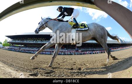 Saratoga Springs, New York, USA. 21 juillet, 2013. Bryan filaire (no. 4), monté par Shaun Bridgmohan et formé par Michael Dilger, remporte la 99e marche de la 2 e année Sanford Stakes pour deux ans le 21 juillet 2013 à Saratoga Race Track à Saratoga Springs, New York. Credit : Bob Mayberger ZUMAPRESS.com/Alamy/Eclipse/Live News Banque D'Images