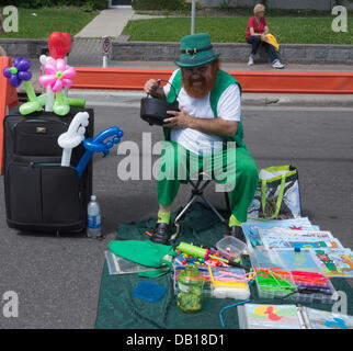 Calgary (Alberta). 21 juillet, 2013. L'homme habillé en lutin au soleil et Salsa festival dans le quartier de Kensington de Calgary, Alberta, Canada le dimanche, 21 juillet 2013. Credit : Rosanne Tackaberry/Alamy Live News Banque D'Images