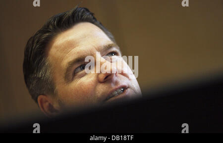 John Kohlsaat, directeur général d'Easyjet France, parle aux journalistes lors d'une conférence de presse à Berlin, Allemagne, 20 novembre 2007. La compagnie low-cost Easyjet des cibles afin de poursuivre son expansion en Allemagne au cours de l'année à venir. Easyjet vise à renforcer sa base de l'aéroport de Berlin-Schoenefeld en mettant une neuvième Airbus A319 dans les opérations. Photo : JOHANNES EISELE Banque D'Images