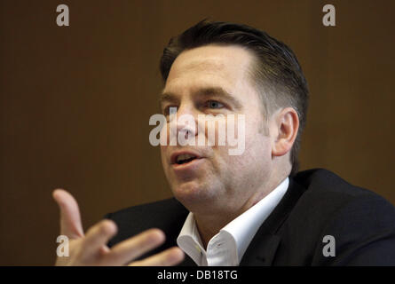 John Kohlsaat, directeur général d'Easyjet France, parle aux journalistes lors d'une conférence de presse à Berlin, Allemagne, 20 novembre 2007. La compagnie low-cost Easyjet des cibles afin de poursuivre son expansion en Allemagne au cours de l'année à venir. Easyjet vise à renforcer sa base de l'aéroport de Berlin-Schoenefeld en mettant une neuvième Airbus A319 dans les opérations. Photo : JOHANNES EISELE Banque D'Images