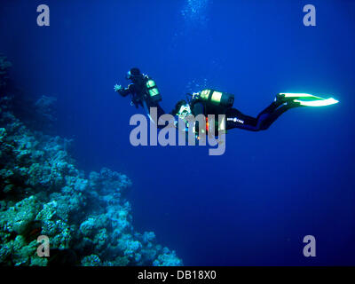 Deux plongeurs sont illustrés à la 137-mètres de profondeur "Trou Bleu" de la Mer Rouge près de Dahab, Egypte, 07 novembre 2007. Des plongeurs sont morts à ce spot de plongée au fil des ans. Photo : Stephan Jansen Banque D'Images