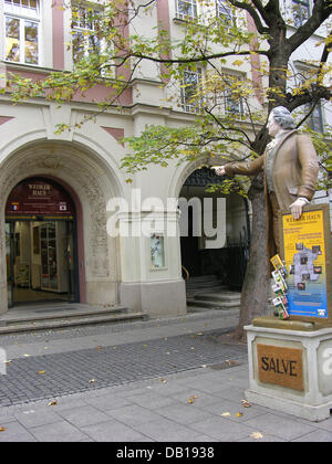 La photo montre une statue de Johann Wolfgang von Goethe en face de l'Hotel Weimar, un musée sur l'histoire de la ville de Weimar, Weimar, Allemagne, 2005. Photo : Romain Fellens Banque D'Images