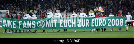 L'équipe nationale allemande carry une bannière pour remercier ses fans après le groupe d'Euro 2008 match de qualification contre le Pays de Galles à la Commerzbank Arena de Francfort-sur-Main, Allemagne, 21 novembre 2007. Le match s'est terminé dans un 0-0 draw. Photo : Ronald Wittek Banque D'Images