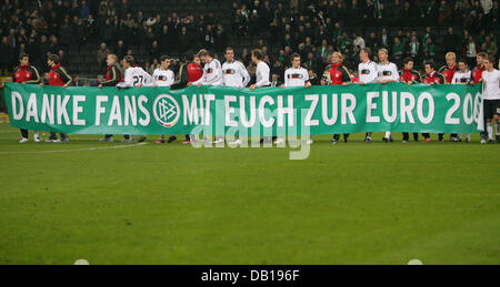 L'équipe nationale allemande carry une bannière pour remercier ses fans après le groupe d'Euro 2008 match de qualification contre le Pays de Galles à la Commerzbank Arena de Francfort-sur-Main, Allemagne, 21 novembre 2007. Le match s'est terminé dans un 0-0 draw. Photo : Ronald Wittek Banque D'Images