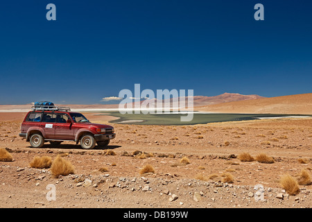 4x4 sur la route de terre en paysage de Reserva Nacional de Fauna Andina Eduardo Abaroa, Bolivie, Amérique du Sud Banque D'Images