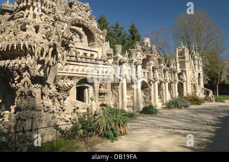 (Afp) le fichier photo datée 2006 montre ce qu'on appelle le Palais Idéal à Hauterives, France. Il a fallu Frech facteur Ferdinand Cheval 33 ans pour construire le palais de fantaisie au début du 19e siècle. Le "Palais Idéal", un exemple pour l'architecture naïve, est un bâtiment classé. Photo : Heinz-D. Linke Banque D'Images