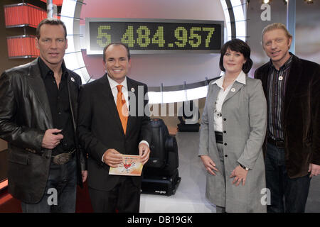 Ancien boxeur Henry Maske (L-R), hôte de Wolfram Kons, président-directeur général de TV channel RTL Anke Schaeferkordt et ancien joueur de tennis Boris Becker sont illustrés à l'arrivée de la marathon dons RTL à Cologne, Allemagne, 23 novembre 2007. Plus de 5,4 millions d'euros ont été versés au cours de l'24,5 heures marathon pour les sociétés d'aide à des projets. Photo : Joerg Carstensen Banque D'Images