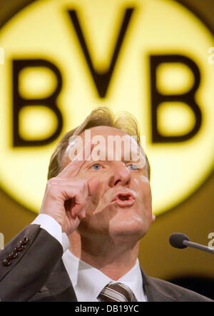 Hans-Joachim Watzke, directeur général de club de Bundesliga Borussia Dortmund, prononce un discours à l'assemblée générale du club à Dortmund, en Allemagne, le 27 novembre 2007. Dortmund est seulement l'Allemagne club inscrits à la bourse. Photo : BERND THISSEN Banque D'Images