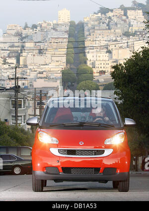 Un 'Smart' voiture compacte est photographié à San Francisco, USA, 05 novembre 2007. La voiture compacte allemande est sur le point d'entrer sur le marché américain en janvier 2008. Photo : Bernd Weissbrod Banque D'Images