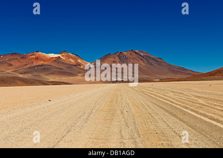 Route de terre en paysage de Reserva Nacional de Fauna Andina Eduardo Abaroa, Bolivie, Amérique du Sud Banque D'Images