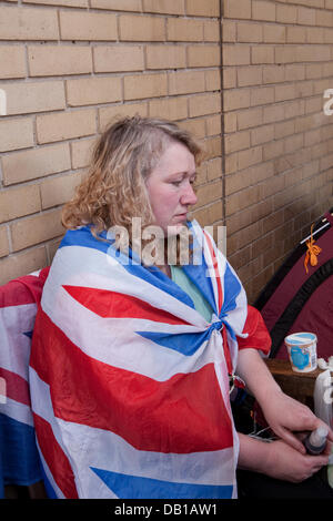 Londres, Royaume-Uni. 22 juillet, 2013. Les gens attendent avec des dons à l'extérieur de l'aile Lindo de l'hôpital Queen Mary Paddington où le bébé Royal est d'être né Crédit : Keith Larby/Alamy Live News Banque D'Images