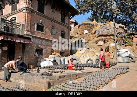 En poteries poterie rue square Bhaktapur, Népal Banque D'Images