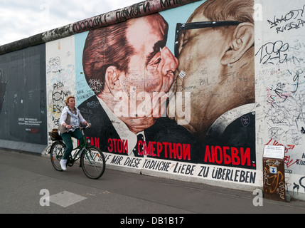 Le cycliste passe Kiss fraternelle (Mon Dieu, aide-moi à survivre à cet amour mortel), East Side Gallery, mur de Berlin, Allemagne Banque D'Images