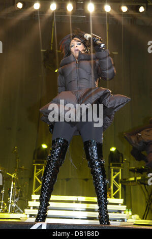 Singer Rihanna effectue sur la scène à Ischgl, Autriche, 01 décembre 2007. La saison d'hiver du Tyrol a été ouverte avec le concert. Photo : FELIX HOERHAGER Banque D'Images