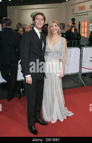 Le prince Emmanuel-Philibert de Savoie et son épouse, l'actrice française Clotilde Courau, poser sur le tapis rouge à leur arrivée à la 20e cérémonie des European Film Awards à Berlin, Allemagne, 01 décembre 2007. Les European Film Awards sont présentés par la European Film Academy à Berlin et une autre ville européenne dans un rapport annuel de l'alternance. Photo : Jens Kalaene Banque D'Images