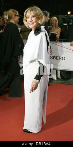 L'actrice française Jeanne Moreau pose sur le tapis rouge lors de son arrivée à la 20e cérémonie des European Film Awards à Berlin, Allemagne, 01 décembre 2007. Les European Film Awards sont présentés par la European Film Academy à Berlin et une autre ville européenne dans un rapport annuel de l'alternance. Photo : Jens Kalaene Banque D'Images