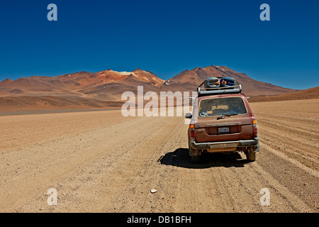 4x4 sur la route de terre en paysage de Reserva Nacional de Fauna Andina Eduardo Abaroa, Bolivie, Amérique du Sud Banque D'Images