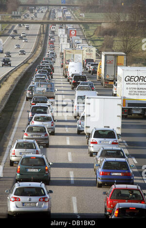 (Afp) le fichier photo datée du 14 mars 2007 indique un blocage de la circulation sur l'autoroute A5 près de Bad Nauheim, Allemagne. Photo : Frank Rumpenhorst Banque D'Images
