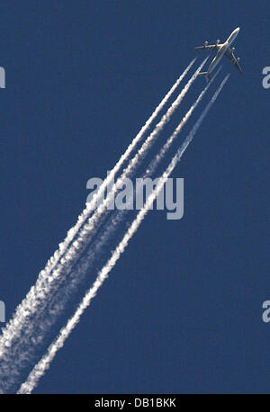 (Afp) le fichier photo datée du 21 mai 2007 montre un dessin d'aéronefs une traînée de vapeur dans le ciel bleu profond sur Francfort, Allemagne. Photo : Frank Rumpenhorst Banque D'Images
