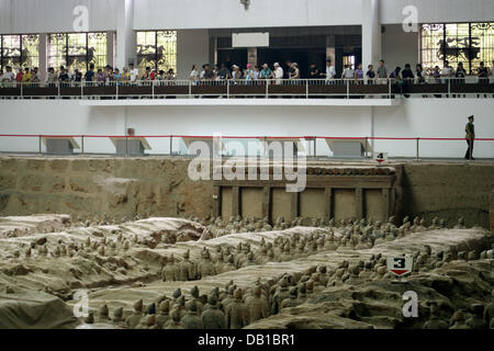 (Afp) le fichier photo en date du 01 juillet 2006 montre les touristes visitant la célèbre Armée de terre cuite à Xian, Chine. Photo : Lars Halbauer Banque D'Images