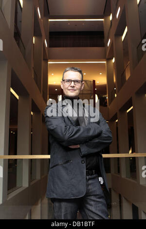 Le nouveau membre du jury Rolf Schneider pose au cours d'une conférence de presse pour la troisième saison de 'Allemagne's next Topmodel - par Heidi Klum' à Hambourg, Allemagne, 04 décembre 2007. La station de télévision privée allemande ProSieben montrera la troisième saison du modèle de la concurrence à compter de février 2008. Photo : Ulrich Perrey Banque D'Images