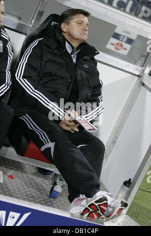 De l'entraîneur 1. FC Nuremberg, Hans Meyer, attend que le groupe d'un match de Coupe UEFA contre l'AZ Alkmaar à Frankenstadium à Nuremberg, Allemagne, 05 décembre 2007. Photo : Daniel Karmann Banque D'Images