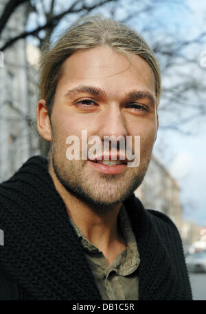 Violoniste allemand David Garrett, qui joue un 300-year-old Stradivari, pose au cours d'une entrevue à Munich, Allemagne, 03 décembre 2007. Photo : Angelika Warmuth Banque D'Images